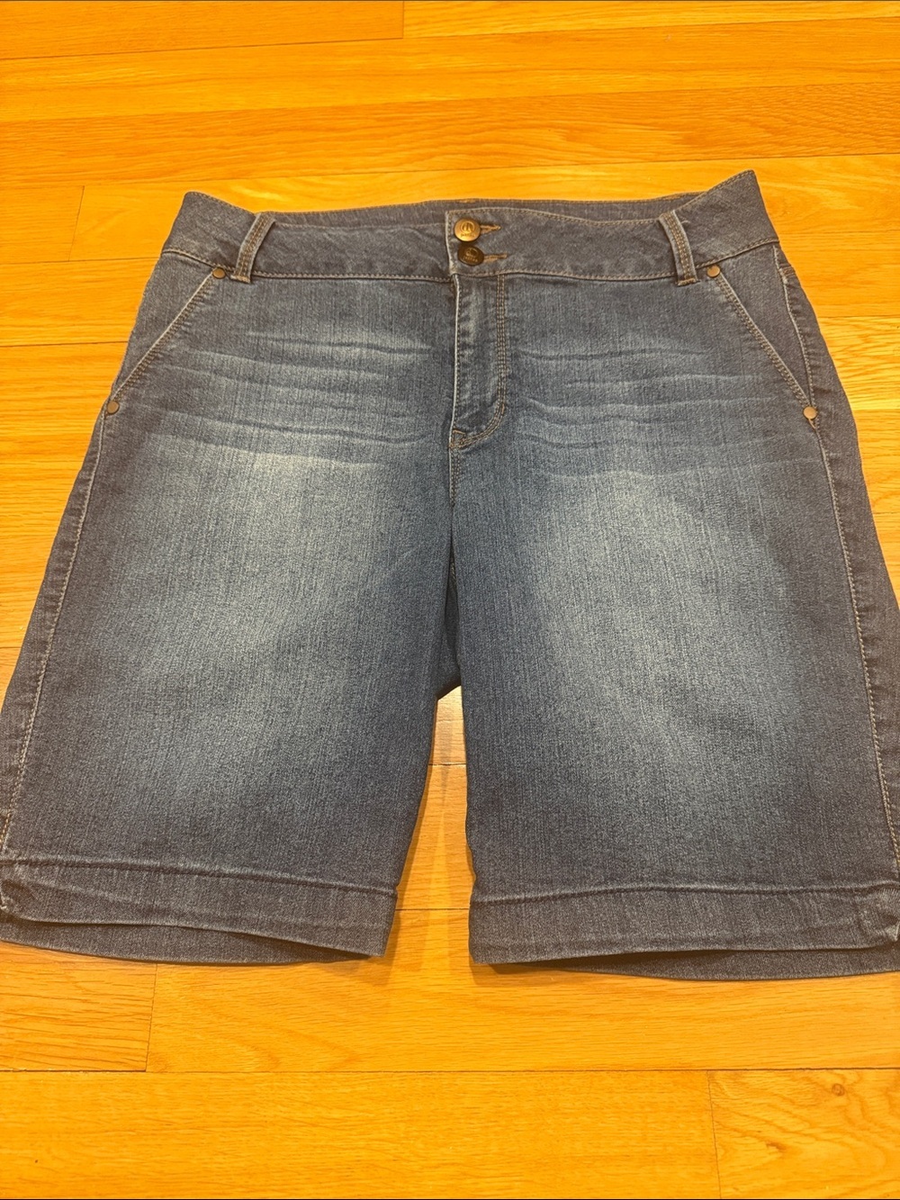 d.jeans women’s Bermuda shorts size 14W.